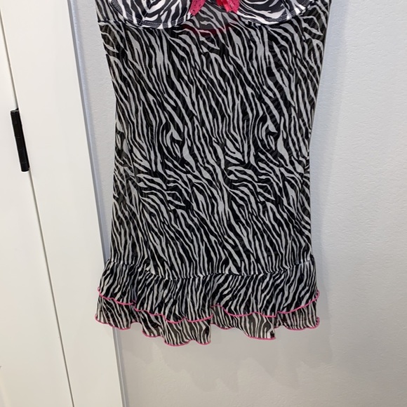 EUC Torrid Plus Size 0 Underwire Zebra Ruffle & Hot Pink One-Piece Chemise - Picture 4 of 10